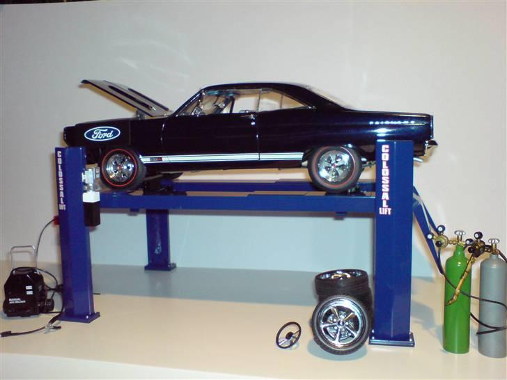 MODEL BILER i størrelse 1:43-1:24 og 1:18  - GMP Diecast Ford Fairlane på 4 post car lift fra GMP, med div. GMP værktøjs dele

Str: 1:18 billede 67