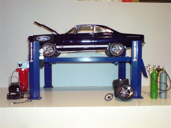 MODEL BILER i størrelse 1:43-1:24 og 1:18  - GMP Diecast Ford Fairlane på 4 post car lift fra GMP, med div. GMP værktøjs dele

Str: 1:18 billede 68