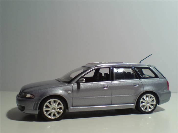 MODEL BILER i størrelse 1:43-1:24 og 1:18  - Audi RS4 Avant modelkode B5

Minichamps str: 1:43

OBS ! ! ! Hvis nogen ligger inde med denne model i rød og i pæn stand, så er jeg interesseret i at købe den.... billede 74