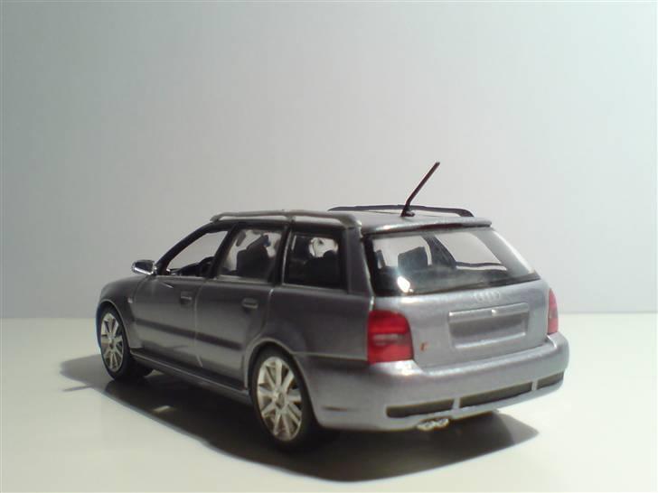 MODEL BILER i størrelse 1:43-1:24 og 1:18  - Audi RS4 Avant modelkode B5

Minichamps str: 1:43 

Den dag i dag, er den ægte model, stadig en rå cool bil... billede 75