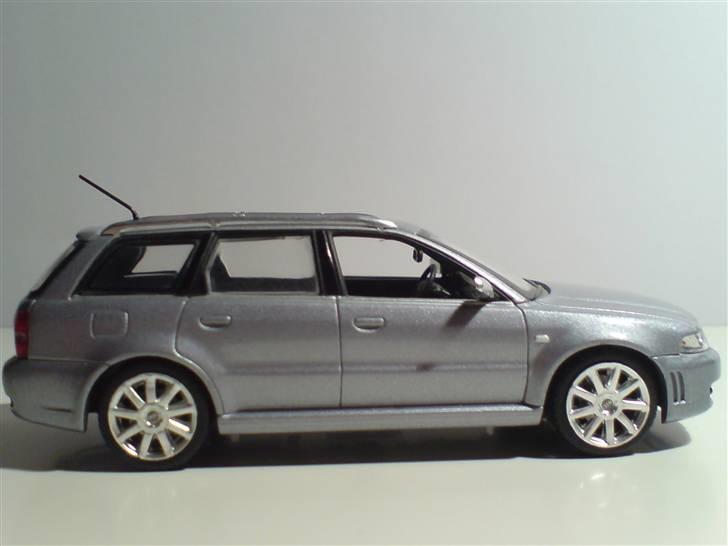 MODEL BILER i størrelse 1:43-1:24 og 1:18  - Audi RS4 Avant modelkode B5

Minichamps str: 1:43 billede 76