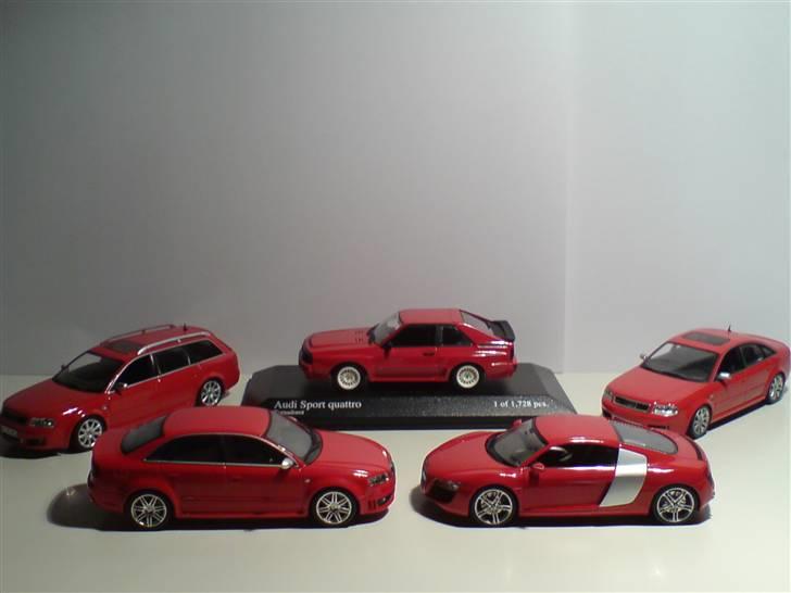 MODEL BILER i størrelse 1:43-1:24 og 1:18  - Audi Red Devils...

I størrelserne 1:43

1 stk Audi Sport Quattro ....... fra Minichamps
1 stk Audi RS4 B7.................. fra Minichamps
1 stk Audi RS6 Limosine ........ fra Minichamps
1 stk Audi RS6 Avant ............ fra Minichamps
1 stk Audi R8 ......................... fra Scouco billede 77