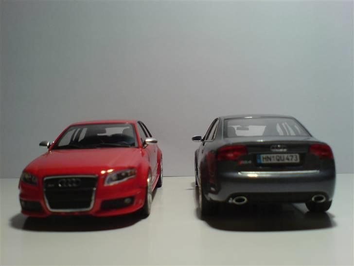 MODEL BILER i størrelse 1:43-1:24 og 1:18  - Audi RS4 B7 i rød og koks grå metal.

Minichamps str: 1:43 billede 81