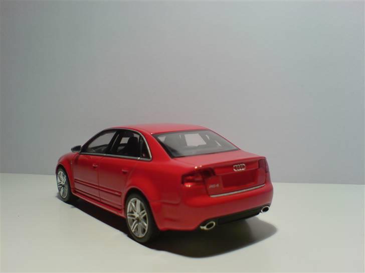 MODEL BILER i størrelse 1:43-1:24 og 1:18  - Audi RS4 B7 limo

Minichamps str: 1:43

Potent bil, med store kakkelovns rør til udstødningen ;-) billede 82