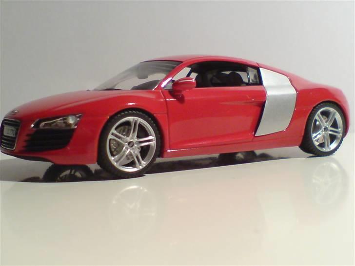 MODEL BILER i størrelse 1:43-1:24 og 1:18  - Audi R8

Scucho str: 1:43

Denne model er "kun" lavet i rød i 500 eksemplare. billede 84