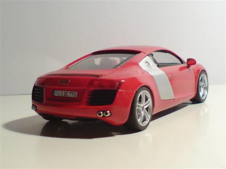 MODEL BILER i størrelse 1:43-1:24 og 1:18  - Audi R8

Scucho str: 1:43

Denne model er "kun" lavet i rød i 500 eksemplare. 

Smuk bil, Audi har lavet sig... billede 86