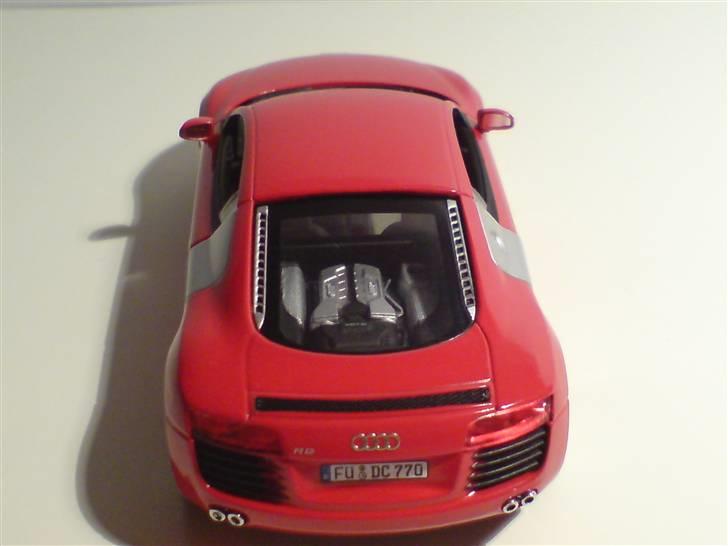 MODEL BILER i størrelse 1:43-1:24 og 1:18  - Audi R8

Scucho str: 1:43

Denne model er "kun" lavet i rød i 500 eksemplare. 

Et lille kig ned til V8 motoren på 420 hk, i øvrigt samme motor som ligger i Audi RS4 B7 modellen. billede 87
