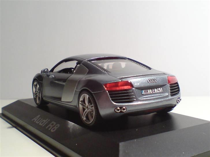 MODEL BILER i størrelse 1:43-1:24 og 1:18  - Audi R8

Schouco str: 1:43

Elegant bil... billede 89