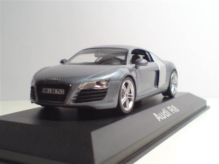 MODEL BILER i størrelse 1:43-1:24 og 1:18  - Audi R8

Schouco str: 1:43 billede 90