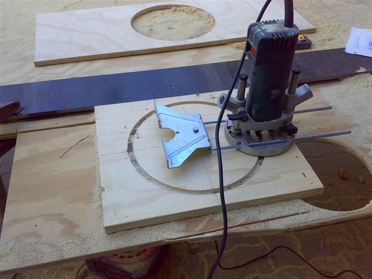 Glasfiber guide (anlæg i Karman Ghia) - Når du fræser, så tag kun lidt af gangen, så træet ikke brænder, og skæret bliver overophedet.. billede 6