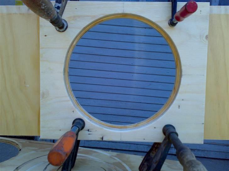 Glasfiber guide (anlæg i Karman Ghia) - Hullet i den inderste plade er lidt mindre end den yderste, fordi bassens diameter jo også bliver mindre. Husk at ligge limen i et jævnt lag over hele overfladen, og så godt med pres under tørring (ellers bliver pladerne skubbet fra hinanden når limen skummer op) billede 7