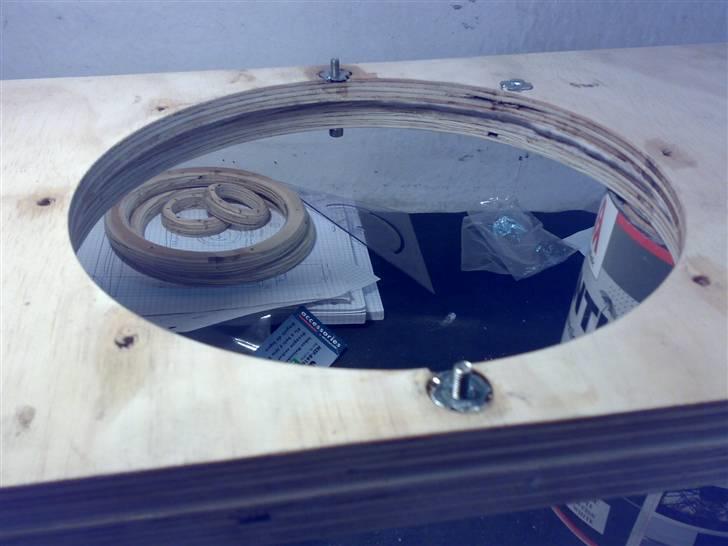 Glasfiber guide (anlæg i Karman Ghia) - Gevind i.. det øverste og det nederste skal undersænkes, for ikke at der bliver problemer når kassen skal samles... det bruger jeg overfræseren til... billede 10