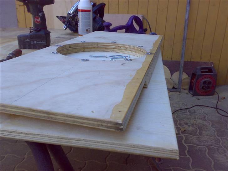 Glasfiber guide (anlæg i Karman Ghia) - Pladerne bliver skråt skåret i 7 grader med rundsaven, Lim på og skruer i... husk at bore for! billede 12