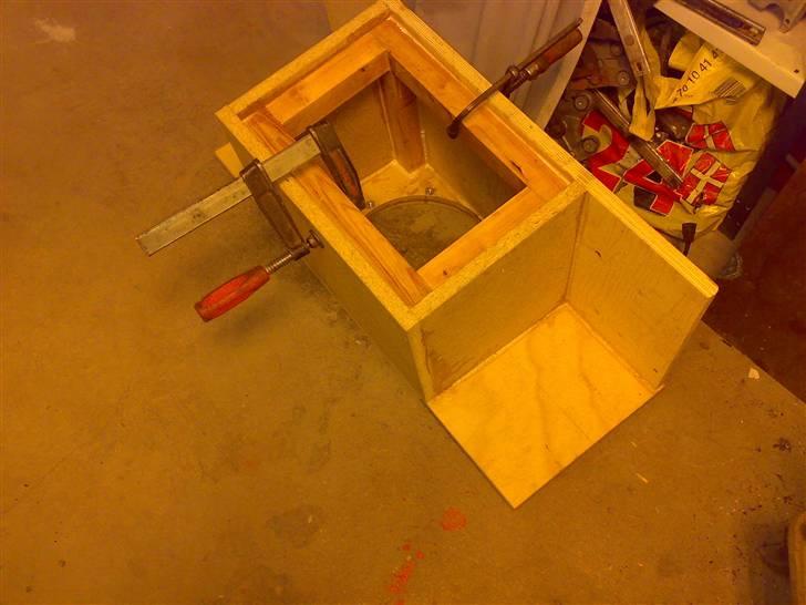 Glasfiber guide (anlæg i Karman Ghia) - Så er det bare at skære nogle sider, og godt med lim på alle overflader, Skruer i på kryds og tværs, og så skal den tørre... billede 13