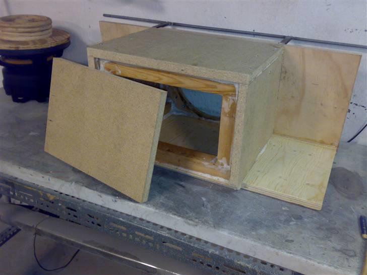 Glasfiber guide (anlæg i Karman Ghia) - Der skal også laves huller med gevind til bagsiden af kassen... og så kommer der tætningsbånd imellem... billede 17