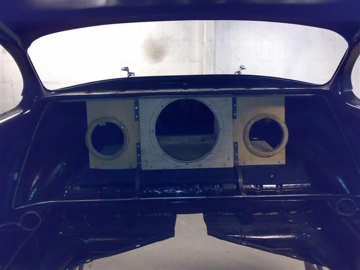 Glasfiber guide (anlæg i Karman Ghia) - Huller til kick basserne skal der jo også være... billede 24