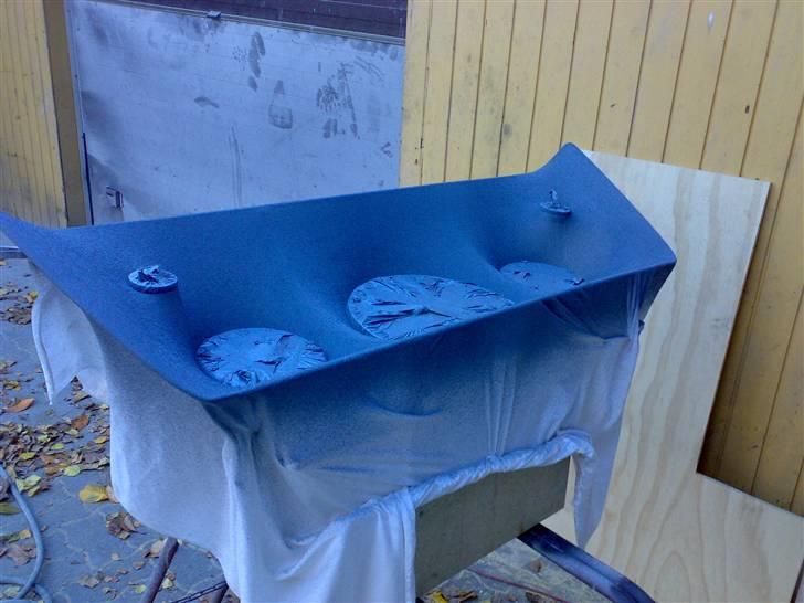 Glasfiber guide (anlæg i Karman Ghia) - Dette stof gav en rigtig pæn form.. jo bedere stoffet sidder, jo mindre arbejde er der bagefter..

-jeg sprøjtede et tynt lag autolak på først, for at holde lidt på formen.. billede 28