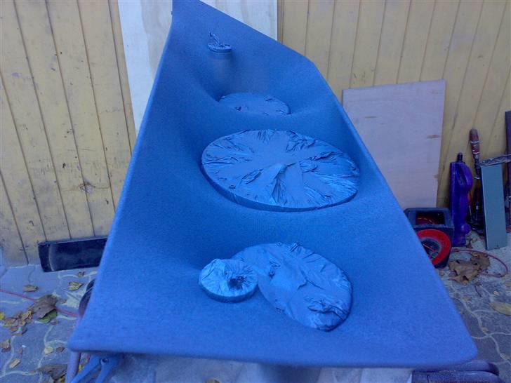 Glasfiber guide (anlæg i Karman Ghia) - Og så sprøjtede jeg et godt lag polyester på...

(hvis du sprøjter det på får du en meget jævn form når det hærder.. frem for at pensle det på) billede 29