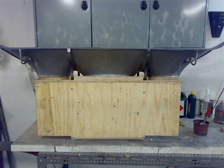 Glasfiber guide (anlæg i Karman Ghia) - Af med det overskydende...
-Jeg forstærker formen indefra for at slippe for alt det ekstra slibe arbejde... billede 31