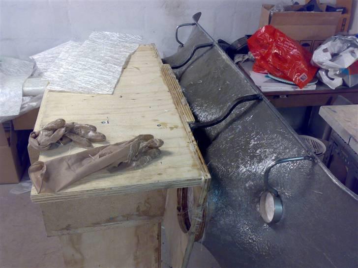 Glasfiber guide (anlæg i Karman Ghia) - Når formen nu holder formen, kan man uden problemer pensle polyesteren på.. sør for at glasfiberen er godt gennemvædet...
Og husk også Hansker og maske (det er stærke sager, og det klister som ...) billede 33