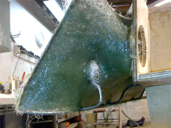 Glasfiber guide (anlæg i Karman Ghia) - Den har fået 4-5 lag her... og det må gerne komme udenfor kanterne, det fjerner du bare bagefter... billede 35