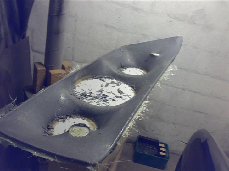 Glasfiber guide (anlæg i Karman Ghia) - Af med træpladerne... (de var pakket ind i plastikposer, for ikke at blive limet fast i polyesteren..) billede 37