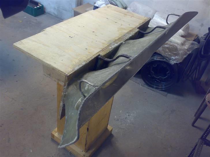 Glasfiber guide (anlæg i Karman Ghia) - Slib kanten glat med groft sandpapir, når du kar klippet/skåret det overskydende glasfibervæv væk....... billede 38