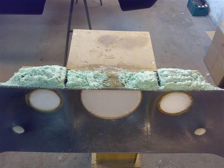 Glasfiber guide (anlæg i Karman Ghia) - Så skal der skummes.. -jeg vil mindske den eventuelle støj fra glasfiberen, og give et ekstra hold indefra.. billede 40