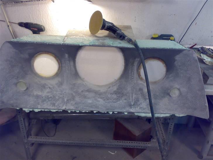 Glasfiber guide (anlæg i Karman Ghia) - Slib formen groft.. jeg bruger en maskine på lufttryk.. den kommer ind de fleste steder.. billede 41