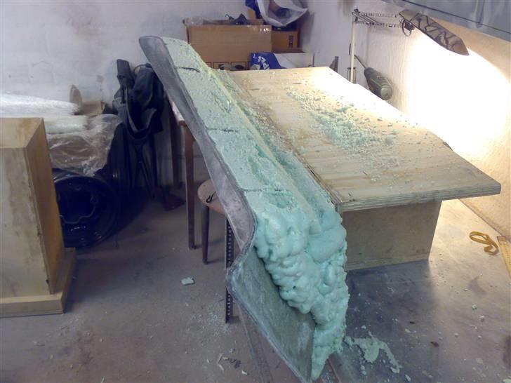 Glasfiber guide (anlæg i Karman Ghia) - Skummen kan du skære i med en sav eller en kniv, og skal det være pænt kan du slibe med groft sandpapir, og evt. give det 2 lag glasfiber hvis det skal males med.. billede 42