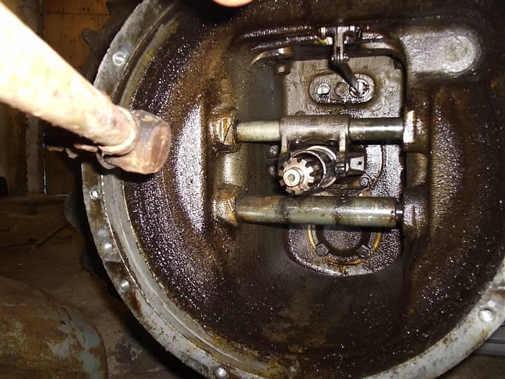 Renovering af æ gammel ferguson - Simmerringen ved akselen fra gearkassen skal skiftes. Derfor er den smurt sådan ind i olie i koblingshuset billede 10