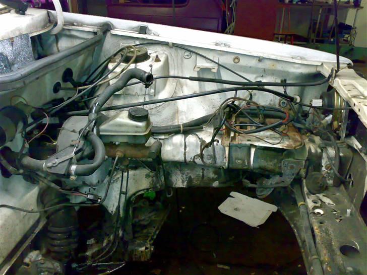 Golf 1 2000E/16V Oettinger projekt - Venstre inderskærm, batteri holderen regner jeg også med at fjerne. billede 6