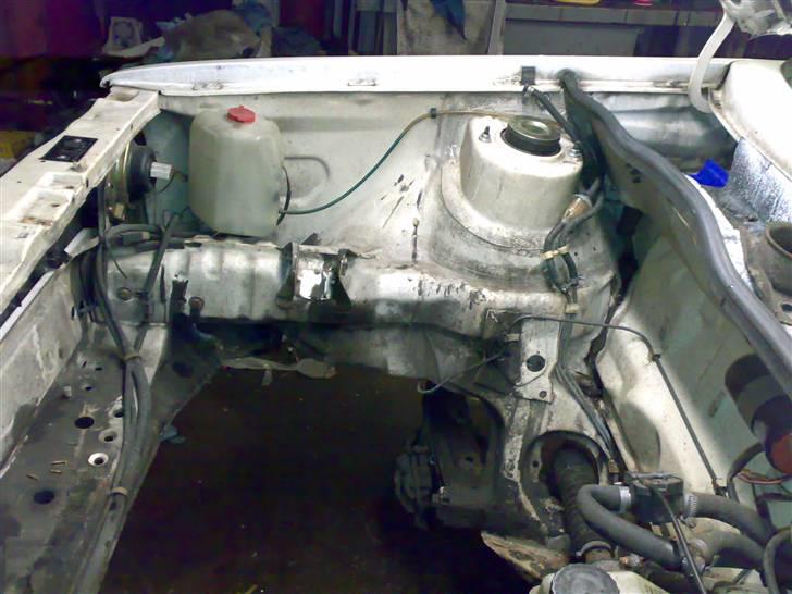 Golf 1 2000E/16V Oettinger projekt - Højre inderskærm. der kan man se det motorophæng der skal ændres for at få en 1,5 og opefter, motor i billede 7