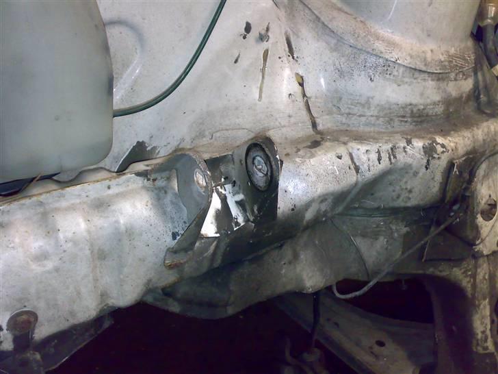 Golf 1 2000E/16V Oettinger projekt - Nærbillede af 1.1 motorophæng, der skal ændres billede 8