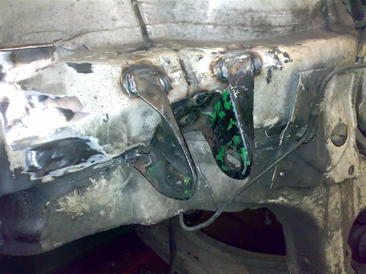 Golf 1 2000E/16V Oettinger projekt - Det nye gamle motorophæng er monteret og svejset færdigt billede 11