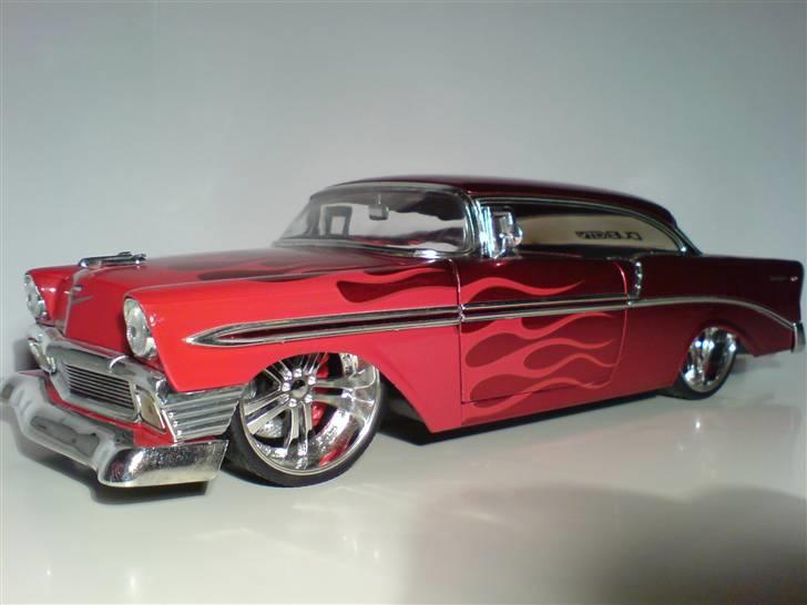 MODEL BILER i størrelse 1:43-1:24 og 1:18  - Jada Toys Big Time Muscle.

Chevrolet Bel Air 57

Str: 1:18

Dette er helt klart en af mine største ynglings Amerikaner biler i det virkelige liv, sammen med et par andre stk, der er jo fede alle sammen ;-) billede 98