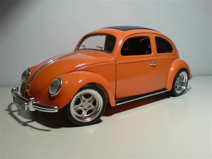 MODEL BILER i størrelse 1:43-1:24 og 1:18  - VW Beetle...

Str: 1:18


Har selv om bygget den med Porsche 911 GT3 fælge med GT3 bremse skiver samt GT3 sæder og sorte bag og sideruder. billede 104