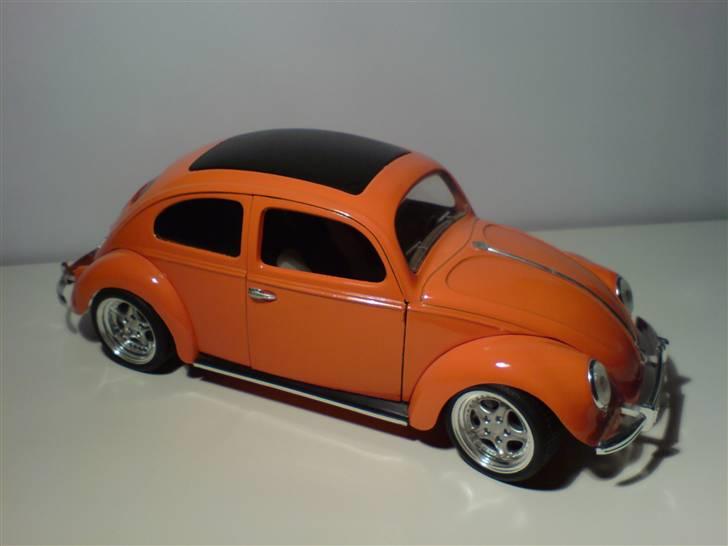 MODEL BILER i størrelse 1:43-1:24 og 1:18  - VW Beetle...

Str: 1:18


Har selv om bygget den med Porsche 911 GT3 fælge med GT3 bremse skiver samt GT3 sæder og sorte bag og sideruder. billede 105