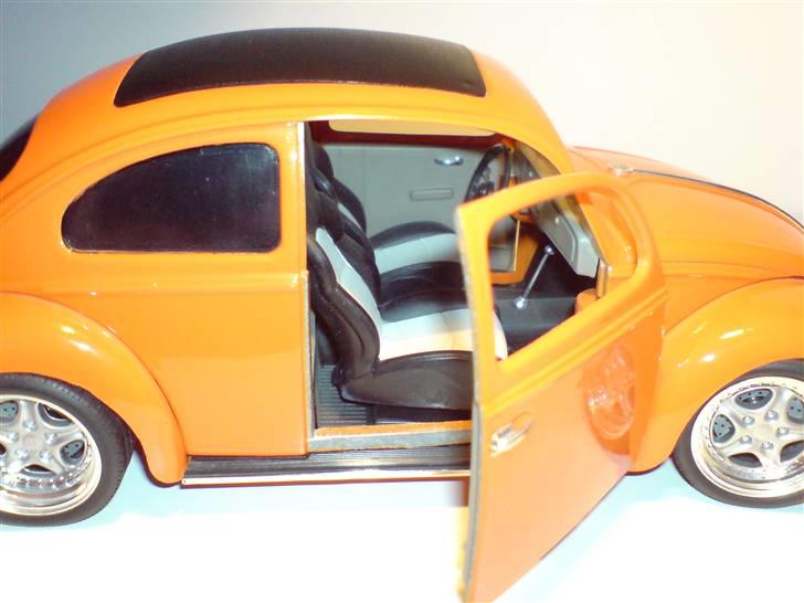 MODEL BILER i størrelse 1:43-1:24 og 1:18  - VW Beetle...

Str: 1:18


Har selv om bygget den med Porsche 911 GT3 fælge med GT3 bremse skiver samt GT3 sæder og sorte bag og sideruder. billede 106