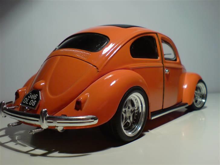 MODEL BILER i størrelse 1:43-1:24 og 1:18  - VW Beetle...

Str: 1:18


Har selv om bygget den med Porsche 911 GT3 fælge med GT3 bremse skiver samt GT3 sæder og sorte bag og sideruder. billede 107
