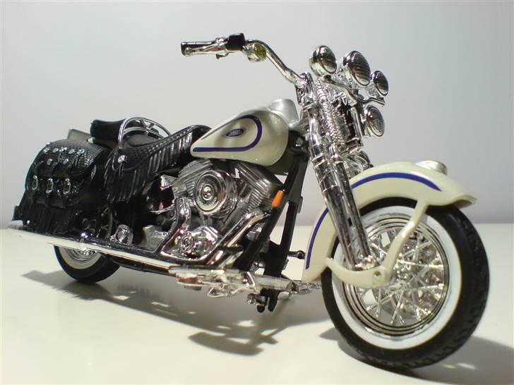 MODEL BILER i størrelse 1:43-1:24 og 1:18  - Harley Davidson fra Maisto

Str. 1:18 billede 126