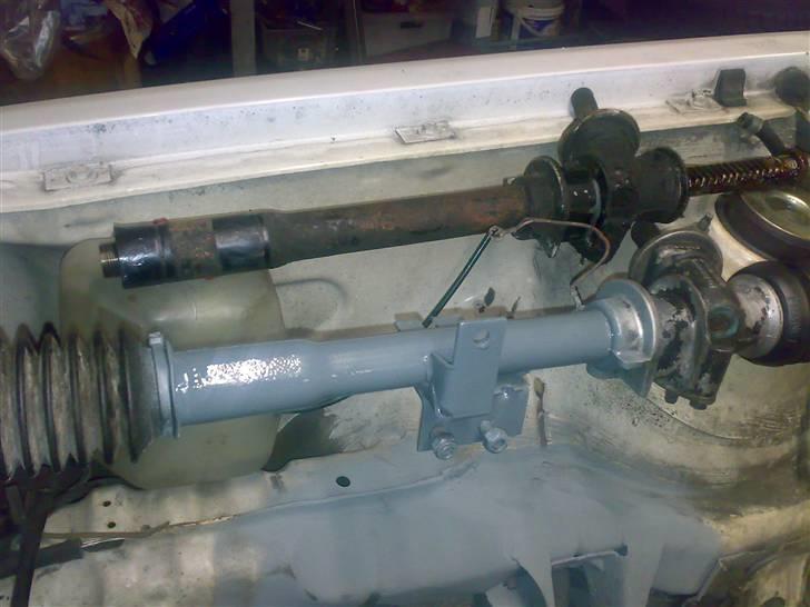 Golf 1 2000E/16V Oettinger projekt - Øverst: den originale tandstang fra en 1,1, den mangler et beslag til gearskiftet
Nederst: tandstang fra GTI er klargjort, der kan man se beslaget. billede 14