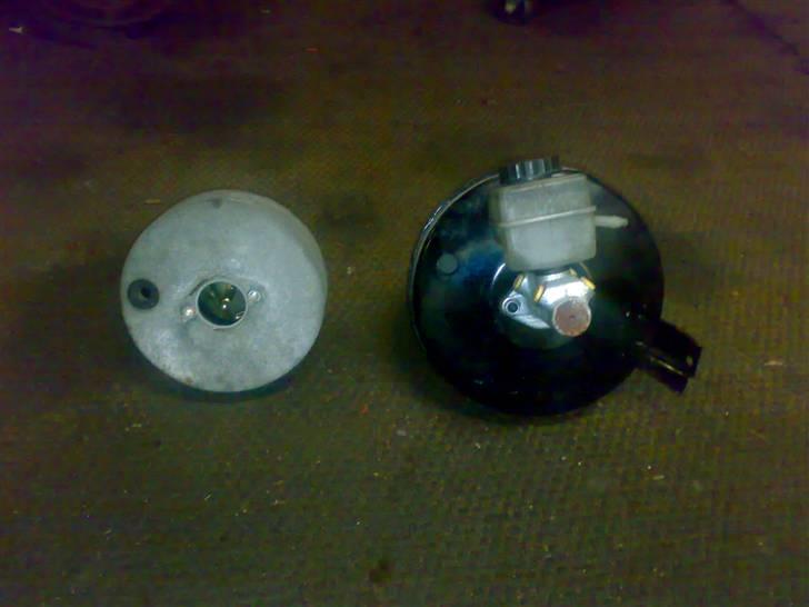 Golf 1 2000E/16V Oettinger projekt - Venstre: den originale bremse forstærker :o(
Højre:bremse forstærker fra GTI, den er lidt større :o) billede 15