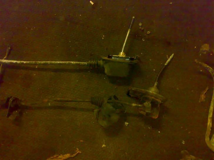 Golf 1 2000E/16V Oettinger projekt - Øverst: det originale gearskifte til 1,1 :o(
Nederst: gearskifte fra GTI der skal renoveres, inden montage billede 18