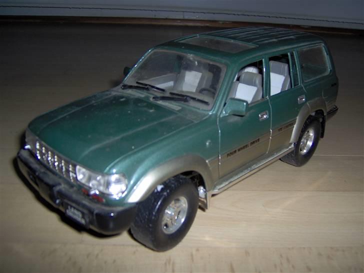 Mine modelbiler 1:18 - Toyota landcruiser.... bilen er meget speciel for mig... ham der havde butikken hvor den blev købt blev skudt 20 minutter efter jeg købte den..... men har heller aldrig set sådan en her siden.... billede 65