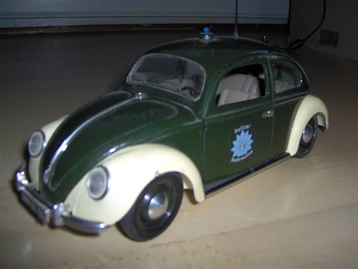 Mine modelbiler 1:18 - Vw bobbel politibil...... er købt for 20 kr sammen med en magen til som var ret ramponeret og aner ikke hvor den er blevet af..... billede 66
