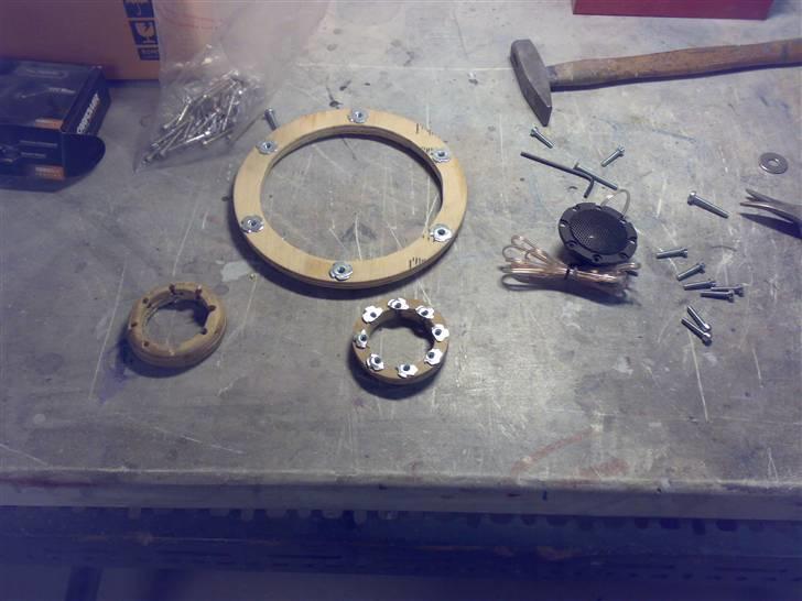 Glasfiber guide (anlæg i Karman Ghia) - Maskin gevind i alle huller, så kan man tage højttalerene ud og i så tit man har lyst til.. billede 55