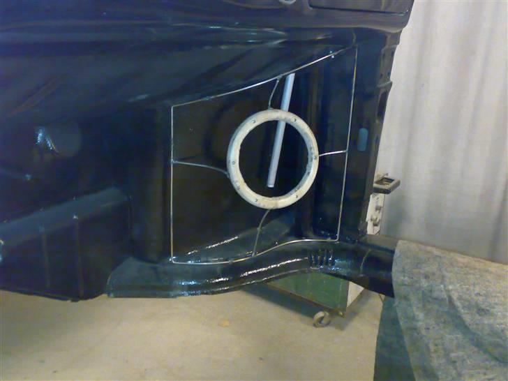 Glasfiber guide (anlæg i Karman Ghia) - Så skal diskanten også have et par pinde.. billede 56