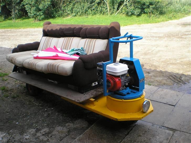 Selvkørende sofa - Her er sofaen -ny vasket og med påmonteret forlygte :) billede 1