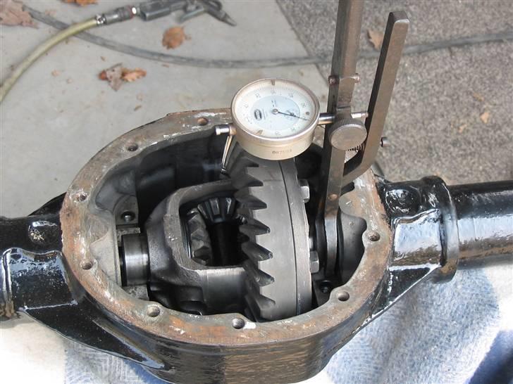 Renovering af bagtøj - Her måles hvor mange shims der skal på hver side af lejerne på "klumpen" billede 4